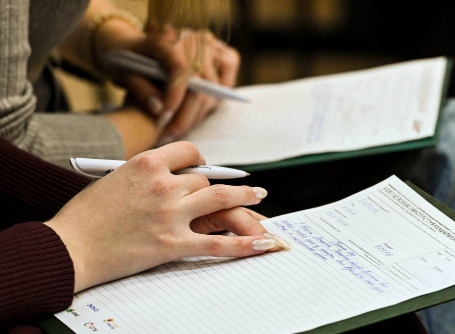 Фото В Новосибирске опубликованы кадры с «Тотального диктанта» – когда ждать результатов 6